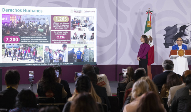 Cuauhtémoc, Ciudad de México, México, 3 de septiembre de 2026.
La doctora Claudia Sheinbaum Pardo, presidenta Constitucional de los Estados Unidos Mexicanos en Conferencia de prensa matutina, “Mañanera del Pueblo” en el Salón Tesorería de Palacio Nacional. La acompañan Rosa Icela Rodríguez Velázquez, secretaria de Gobernación; Sergio Salomón Céspedes Peregrina, titular del Instituto Nacional de Migración; César Yáñez Centeno, subsecretario de Gobernación; Raúl Armando Quintero Martínez, coordinador general del Instituto Nacional para el Federalismo y el Desarrollo Municipal; Rocío Bárcena Molina, subsecretaria de Desarrollo Democrático, Participación Social y Asuntos Religiosos de la Secretaría de Gobernación; Noemí Juárez Pérez, subsecretaria de Educación Pública y encargada de la sección “Mujeres en la Historia” y Félix Arturo Medina Padilla, subsecretario de Derechos Humanos, Población y Migración de la Secretaría de Gobernación.
Foto: Carlos Ramos Mamahua / Presidencia