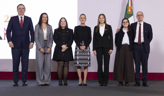 Cuauhtémoc, Ciudad de México, México, 24 de septiembre de 2026.
La doctora Claudia Sheinbaum Pardo, presidenta Constitucional de los Estados Unidos Mexicanos en Conferencia de prensa matutina, “Mañanera del Pueblo” en el Salón Tesorería de Palacio Nacional. La acompañan Marcelo Ebrard Casaubón, secretario de Economía; Jorge Luis Pérez Hernández, coordinador nacional de Infraestructura Digítal; José Antonio Peña Merino, secretario de la Agencia de Transformación Digital y Telecomunicaciones; Nancy Sánchez, directora general del Grupo Lego México; Ximena Escobedo Juárez, subsecretaria de Industria y Comercio; Carla Mejía, gerente senior de Asuntos Gubernamentales y Públicos del Grupo Lego México; Noemí Juárez Pérez, subsecretaria de Educación Pública y encargada de la sección “Mujeres en la Historia”; Marylia Aviles, gerente senior de Comunicación Corporativa del Grupo Lego México y Crystel Arellano, coordinadora nacional de Transformación Digítal.
Foto: Gabriel Monroy / Presidencia