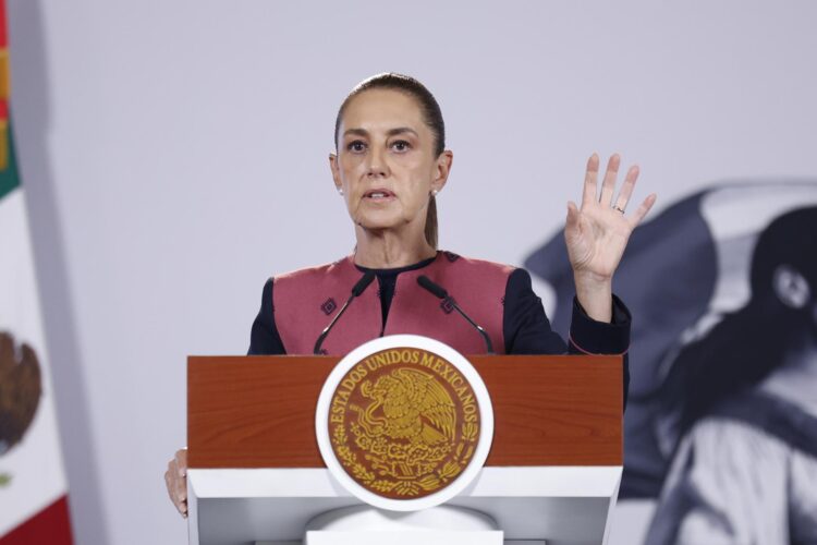 MEX3360. CIUDAD DE MÉXICO (MÉXICO), 22/09/2026.- La presidenta de México, Claudia Sheinbaum, habla durante una rueda de prensa este martes en Palacio Nacional de la Ciudad de México (México). Sheinbaum afirmó que, según la información disponible, el huracán Polo no impactará directamente las costas mexicanas, aunque pidió a la población del Pacífico mantenerse alerta ante las lluvias intensas y la evolución del ciclón, que alcanzó categoría 5. EFE/Sáshenka Gutiérrez