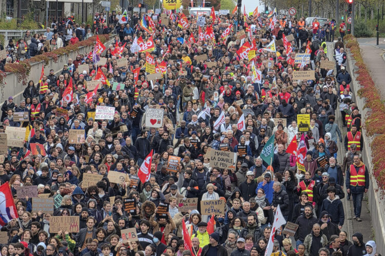 ORLEANS (FRANCIA), 24/10/2026.- Once mil personas, según las autoridades, se manifestaron este sábado en Orleans contra la ultraderechista Agrupación Nacional (RN), coincidiendo con un congreso del partido en el que Marine Le Pen lanzará el domingo oficialmente su candidatura al Elíseo. La marcha, convocada contra el racismo, el fascismo y el imperialismo, se desarrolla en un ambiente completamente pacífico y festivo, con los manifestantes coreando lemas como 'Macron dimisión, Le Pen prisión' o cantando la Marsellesa (himno francés) o 'El pueblo unido jamás será vencido', en español, según pudo comprobar EFE. EFE/ Edgar Sapiña Manchado