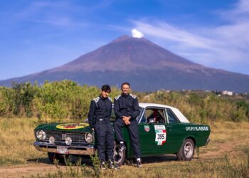 Dos generaciones, un mismo volante: David y Lucca Wainstein van por La Carrera Panamericana 2026. El arte de disfrutar con estilo y sentido.