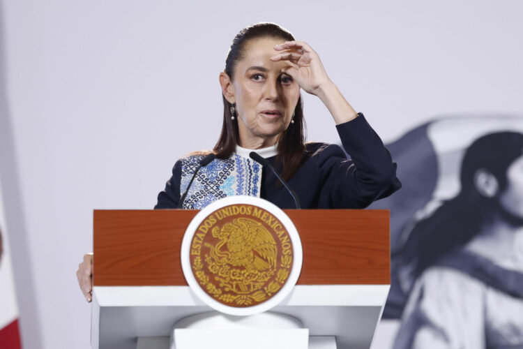 MEX6023. CIUDAD DE MÉXICO (MÉXICO), 15/10/2026.- La presidenta de México Claudia Sheinbaum, habla durante una rueda de prensa este jueves en el Palacio Nacional de la Ciudad de México (México). La Comisión Nacional de Derechos Humanos (CNDH) de México inició una investigación sobre los presuntos abusos policiales cometidos durante una multitudinaria protesta por el acceso al agua limpia en Guadalajara (oeste), que terminó con decenas de detenidos y denuncias de tortura, confirmó la presidenta Sheinbaum. EFE/Sáshenka Gutiérrez