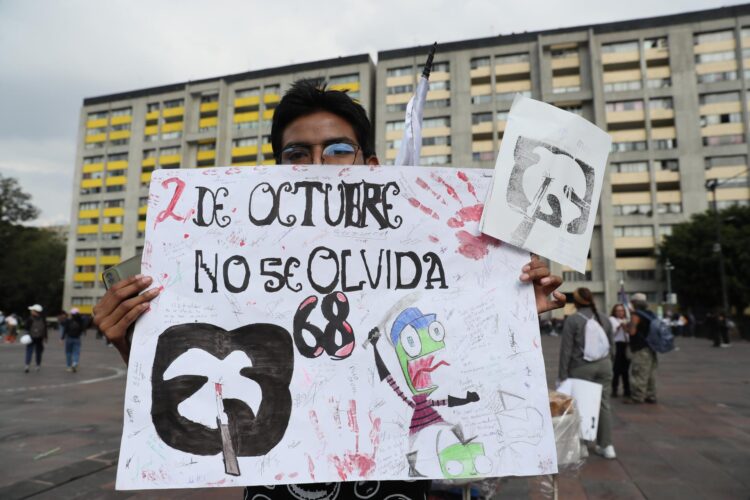 MEX4425. CIUDAD DE MÉXICO (MÉXICO), 02/10/2025- Una persona sostiene un cartel este jueves, durante la marcha por los 57 años de la matanza de Tlatelolco del 2 de octubre de 1968, en la Ciudad de México (México). EFE/Mario Guzmán