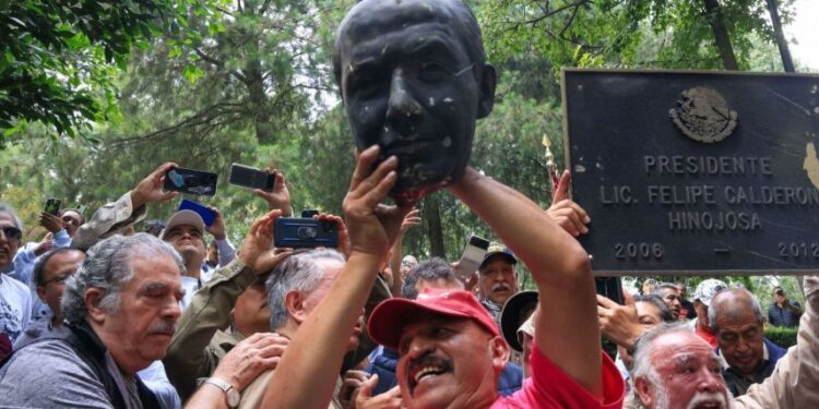 Sheinbaum reprueba vandalización de estatua de Felipe Calderón en Los Pinos