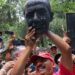 Sheinbaum reprueba vandalización de estatua de Felipe Calderón en Los Pinos