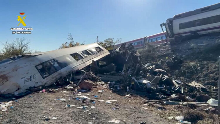 URDA (TOLEDO), 29/10/2026.- Captura de vídeo facilitado por la Guardia Civil del lugar del siniestro mientras los servicios de emergencia continúan este jueves con los trabajos de rescate de los dos trenes accidentados de Urda (Toledo). EFE/ Guardia Civil SOLO USO EDITORIAL/SOLO DISPONIBLE PARA ILUSTRAR LA NOTICIA QUE ACOMPAÑA (CRÉDITO OBLIGATORIO)