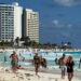 México recibe 1.3% más turistas en agosto, pero caen 6.6% los que viajan lejos de las fronteras