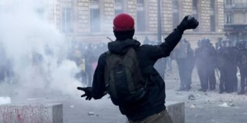 Detienen a 100 personas en París durante protestas sociales y disturbios en Francia