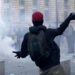 Detienen a 100 personas en París durante protestas sociales y disturbios en Francia
