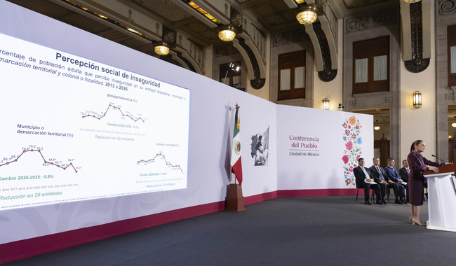 Cuauhtémoc, Ciudad de México, México, 8 de octubre de 2026. 
La doctora Claudia Sheinbaum Pardo, presidenta Constitucional de los Estados Unidos Mexicanos en Conferencia de prensa mattutina “Mañanera del Pueblo” en el Salón Tesorería de Palacio Nacional. La acompañan Ricardo Flores González, director general de Grupo Mundo Maya; Manuel Jaime Ramírez Camacho director general del Tren Maya; Leobardo Ávila Bojórquez, director general de Mexicana de Aviación; Isidoro Pastor Román, director general del Aeropuerto Internacional “Felipe Ángeles” y Noemí Juárez Pérez, subsecretaria de Educación Pública y encargada de la sección “Mujeres en la Historia”. 
Foto: Juan Carlos Buenrostro / Presidencia