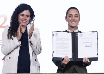 Claudia Sheinbaum firma decreto de entornos digitales seguros para niñas, niños y adolescentes