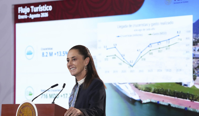 Cuauhtémoc, Ciudad de México, México, 15 de octubre de 2026. 
La doctora Claudia Sheinbaum Pardo, presidenta Constitucional de los Estados Unidos Mexicanos en Conferencia de prensa matutina “Mañanera del Pueblo” en el Salón Tesorería de Palacio Nacional y enlace desde Saltillo, Coahuila, con Josefina Rodríguez Zamora, secretaria de Turismo. La acompaña Noemí Juárez Pérez, subsecretaria de Educación Pública y encargada de la sección “Mujeres en la Historia”. 
Foto: Hazel Cárdenas / Presidencia