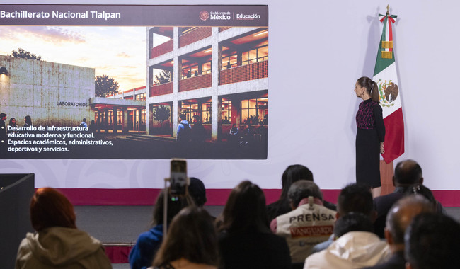 Cuauhtémoc, Ciudad de México, México, 16 de octubre de 2026. 
La doctora Claudia Sheinbaum Pardo, presidenta Constitucional de los Estados Unidos Mexicanos en Conferencia de prensa matutina “Mañanera del Pueblo” en el Salón Tesorería de Palacio Nacional. La acompañan Mario Delgado Carrillo, secretario de Educación Pública; Fabián Vázquez Romaña, coordinador general del Servicio Meteorológico Nacional; Rosaura Ruiz Gutiérrez, secretaria de Ciencia, Humanidades, Tecnología e Innovación; Bulmaro Juárez Pérez, divulgador de lenguas indígenas, presentador de la sección “Suave Patria”; Alma Herrera Márquez, directora de la  Universidad Rosario Castellanos; Mónica Fernámndez Balboa, directora general del Instituto para Devlver al Pueblo lo Robado y Gabriela Osorio Hernández, alcaldesa de Tlalpan. 
Foto: Carlos Ramos Mamahua / Presidencia
