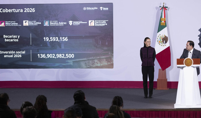 Cuauhtémoc, Ciudad de México. 19 de octubre 2026. La presidenta constitucional de los Estados Unidos Mexicanos, la Doctora Claudia Sheinbaum Pardo en conferencia de prensa matutina en Palacio Nacional. La acompañan: Mario Delgado Carrillo, secretario de Educación Pública; Julio César León Trujillo, coordinador nacional de becas para el Bienestar; ; Iván Escalante, Procurador Federal del Consumidor (Profeco); Joseline Morales Pliego, Humanismo mexicano. Foto: Juan Carlos Ramos Mamahua/Presidencia