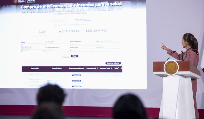 Cuauhtémoc, Ciudad de México. 20 de octubre 2026. La presidenta constitucional de los Estados Unidos Mexicanos, la Doctora Claudia Sheinbaum Pardo en conferencia de prensa matutina en Palacio Nacional. La acompañan: Eduardo Clark, subsecretario de Integración y desarrollo del sector salud y Alejandro Svarch Pérez, director general de IMSS-Bienestar. Foto: Gabriel Monroy/Presidencia