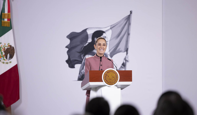 Cuauhtémoc, Ciudad de México. 20 de octubre 2026. La presidenta constitucional de los Estados Unidos Mexicanos, la Doctora Claudia Sheinbaum Pardo en conferencia de prensa matutina en Palacio Nacional. La acompañan: Eduardo Clark, subsecretario de Integración y desarrollo del sector salud y Alejandro Svarch Pérez, director general de IMSS-Bienestar. Foto: Gabriel Monroy/Presidencia