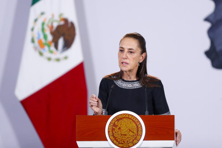 MEX6853. CIUDAD DE MÉXICO (MÉXICO), 21/10/2026.- La presidenta de México, Claudia Sheinbaum, habla en una rueda de prensa este miércoles en el Palacio Nacional en la Ciudad de México (México). EFE/Isaac Esquivel
