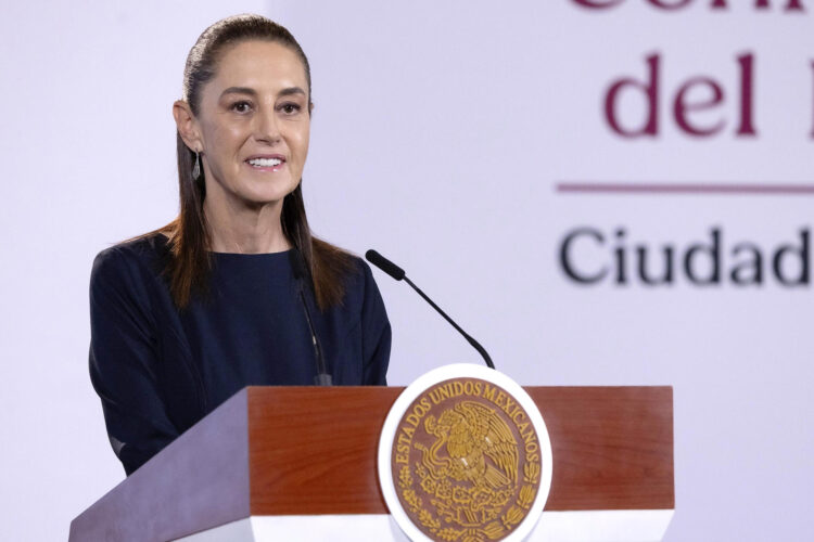 MEX4322. CIUDAD DE MÉXICO (MÉXICO), 02/10/2026.- Fotografía cedida por la Presidencia de México de la mandataria mexicana, Claudia Sheinbaum, hablando durante una rueda de prensa este viernes, en el Palacio Nacional en Ciudad de México (México). El Gobierno de México anunció que prepara un decreto para obligar a las plataformas digitales a detectar y retirar contenidos que inciten a la violencia, tras identificar similitudes entre varios episodios violentos relacionados con comunicaciones a través de redes sociales. EFE/Presidencia de México/SOLO USO EDITORIAL/NO VENTAS/SOLO DISPONIBLE PARA ILUSTRAR LA NOTICIA QUE ACOMPAÑA (CRÉDITO OBLIGATORIO)
