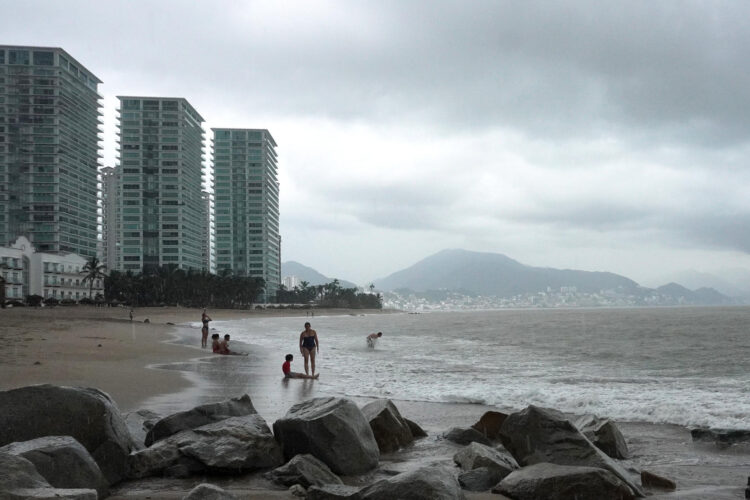 Turistas permanecen en una playa en Puerto Vallarta estado de Jalsico (México).  EFE/Arturo Montero